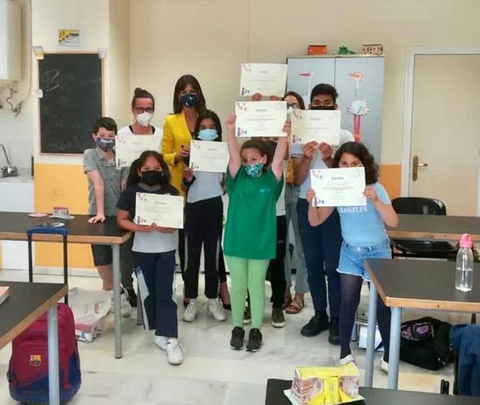 La concejala Leticia González entrega los diplomas del Proyecto de Coeducación Aulas Infantiles de Apoyo Familiar y Escolar