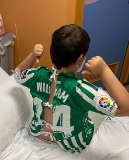 Los niños del Hospital de Valme reciben las 'Batas más fuertes' por parte de la Fundación Real Betis