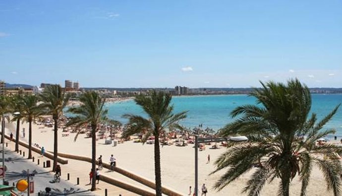 Archivo - Imagen de una playa de Palma de Mallorca.