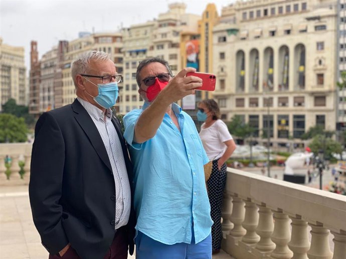 Imagen del alcalde de Valncia, Joan Ribó, en la reapertura del balcón del Ayuntamiento de Valncia tras su cierre por la pandemia de la Covid-19.