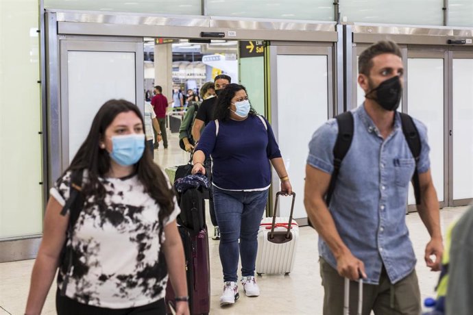 Pasajeros llegan a una terminal de aeropuerto 