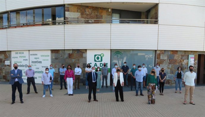 El delegado de Empleo, Formación, Trabajo Autónomo, Transformación Económica, Industria, Conocimiento y Universidades en Huelva, Antonio Augustín, en su visita al CADE de la capital.