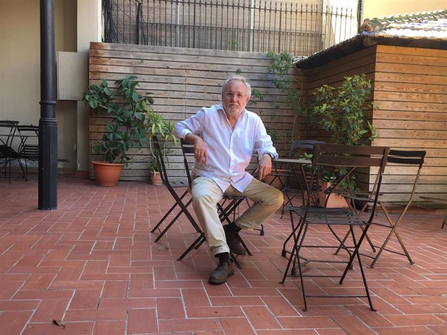 El escritor, traductor y profesor de universidad Lluís Maria Todó presenta su libro Un dileg imaginari (Club Editor)