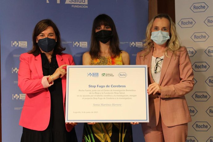 Entrega de la beca concedida por Roche Farma