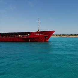 El buque varado en Formentera no sufre avería ni tiene compartimentos inundados por el momento