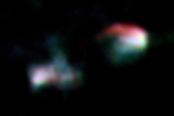 La imagen compuesta de banda de radio de Arp 187 obtenida por los telescopios VLA y ALMA. Muestra lóbulos en chorro bimodales claros, pero el núcleo central (centro de la imagen)  es oscuro / sin detección.