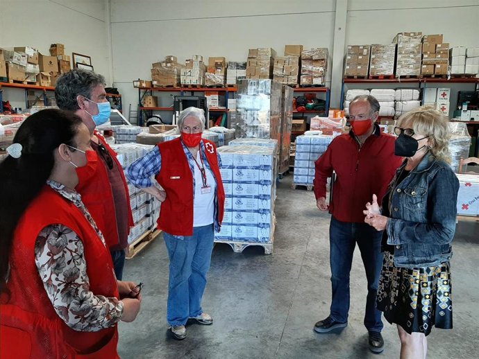 La Subdelegada del Gobierno en Huesca, Silvia Salazar, visitado Cruz Roja, una de las entidades encargadas de distribuir en la provincia 37.871 kilos de alimentos del FEGA.