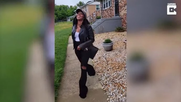 Este hombre sigue una rutina diaria de admiración a su mujer desde 2017