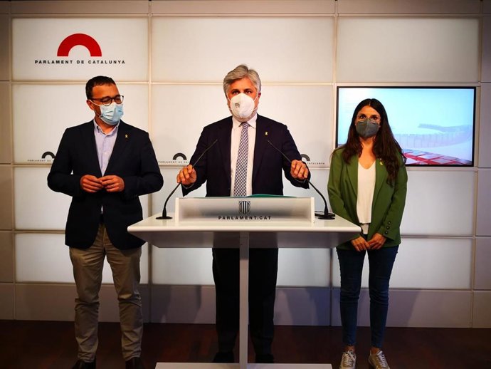 El presidente de Junts en el Parlament, Albert Batet, con la portavoz parlamentaria, Mnica Sales, y el adjunto Josep Rius