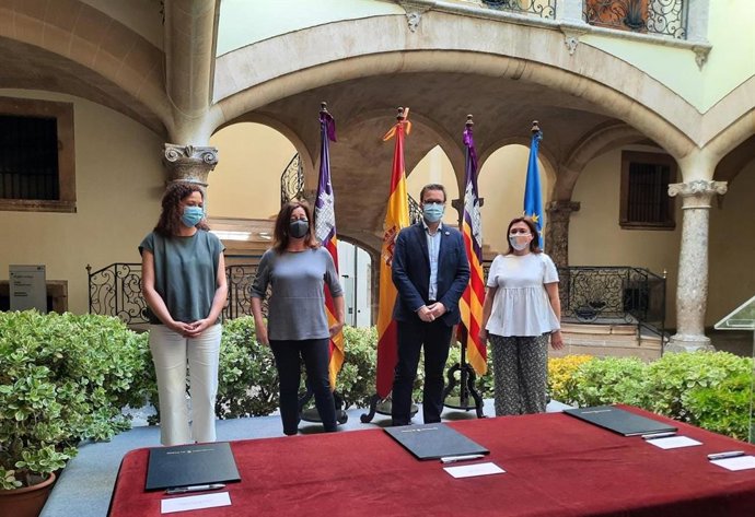 La presidenta del Govern, Francina Armengol, la consellera de Presidencia, Mercedes Garrido, la presidenta del Consell de Mallorca, Catalina Cladera y el alcalde de Palma, José Hila.