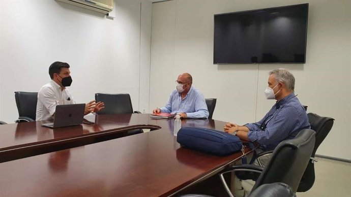 Reunión del director general de Sostenibilidad, Jesús Moreno, y el diputado del Área de Infraestructuras Territoriales, Inteligentes y Movilidad de la Diputación de Cáceres, Luis Fernando García Nicolás