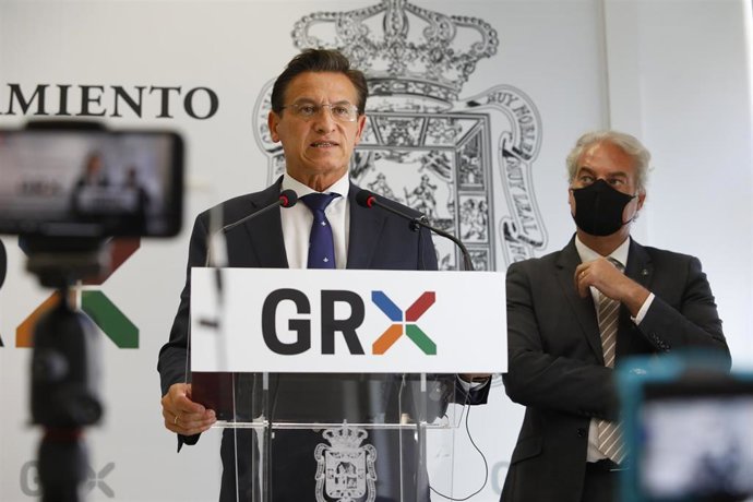 El alcalde de Granada, Luis Salvador, con el nuevo portavoz de Cs en el Ayuntamiento, José Antonio Huertas