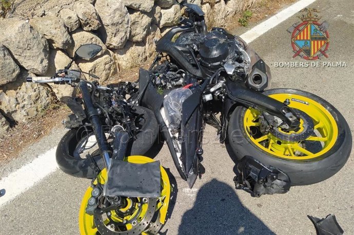 Imagen de la moto tras el accidente.