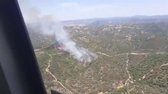 Vista área desde el helicoptero KA-80 del incendio forestal de Almadén de la Plata
