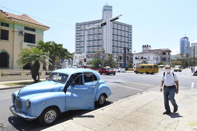 Un hombre con mascarilla en una calle de La Habana