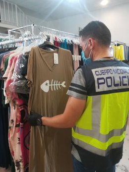 Archivo - Seis detenidos por la venta de falsificación de prendas textiles
