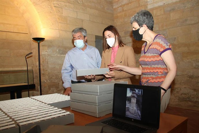 La delegada de Cultura y Patrimonio Histórico de la Junta de Andalucía en Córdoba, Cristina Casanueva (centro), en el acto de entrega del Archivo Fotográfico 'Paco Rioboó' al Archivo Histórico Provincial.
