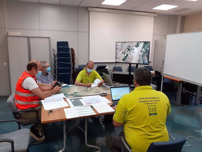 Reunión durante el simulacro llevado a cabo en el Aeropuerto de Jerez.