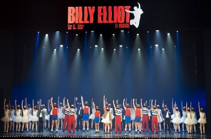 El elenco infantil de 'Billy Elliot El Musical' presentado en el Teatre Victria de Barcelona