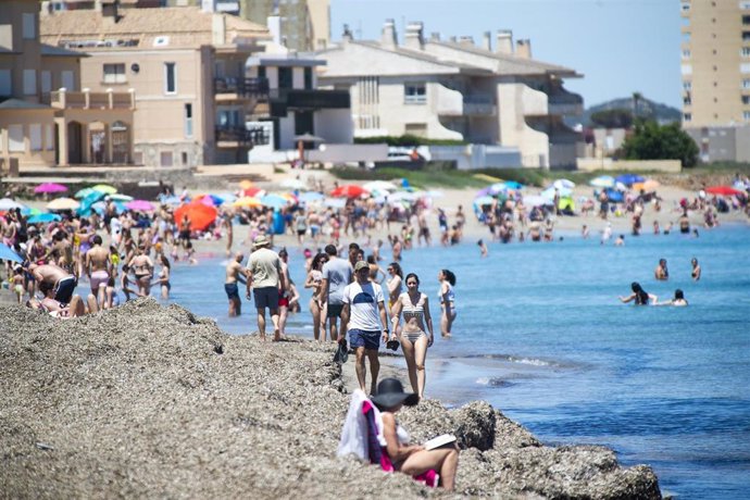 Varias personas en la Playa de Levante, en la Manga del Mar Menor, a 16 de abril de 2021, en Cartagena, Región de Murcia (España). Este fin de semana se cumple una semana desde el fin del estado de alarma. En Murcia, el fin de este marco jurídico se tra