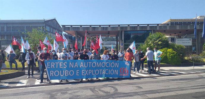 Concentración de delegados de la CIG para reclamar medidas de apoyo al sector de la automoción en Vigo. 