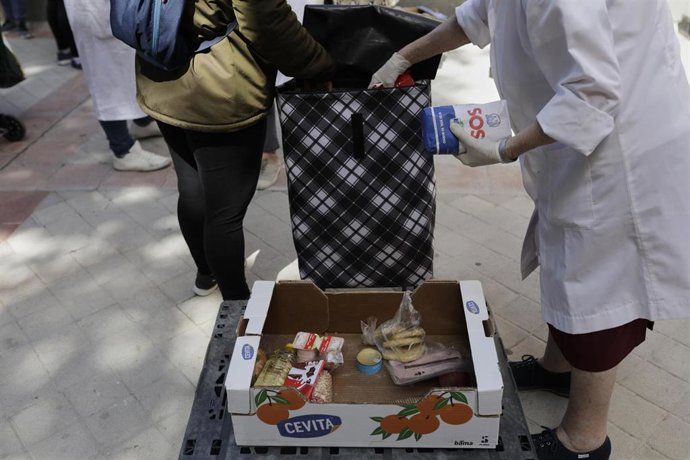 Archivo - Voluntarios de la Fundación Madrina repartiendo alimentos en las inmediaciones de la Parroquia Santa María Micaela y San Enrique, durante la pandemia.