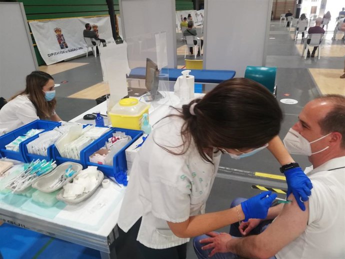 El alcalde de Guadalajara, Alberto Rojo, recibe la vacuna contra el COVID.