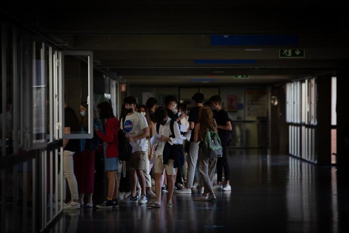 Un grupo de estudiantes a su llegada a la Facultad de Economía y Empresa el día del comienzo de los exámenes de selectividad 2021, a 8 de junio de 2021, en Barcelona, Cataluña, (España)