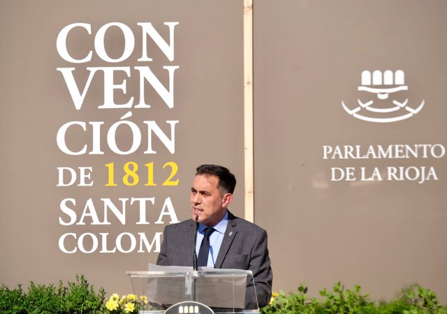 El presidente del Parlamento riojano, Jesús María García, interviene en el pregón del Día de La Rioja