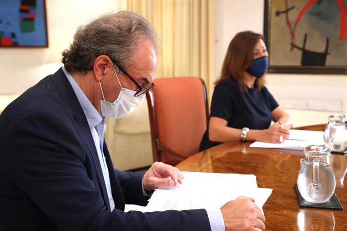 Archivo - El conseller de Educación, Martí March, junto a la presidenta del Govern, Francina Armengol.