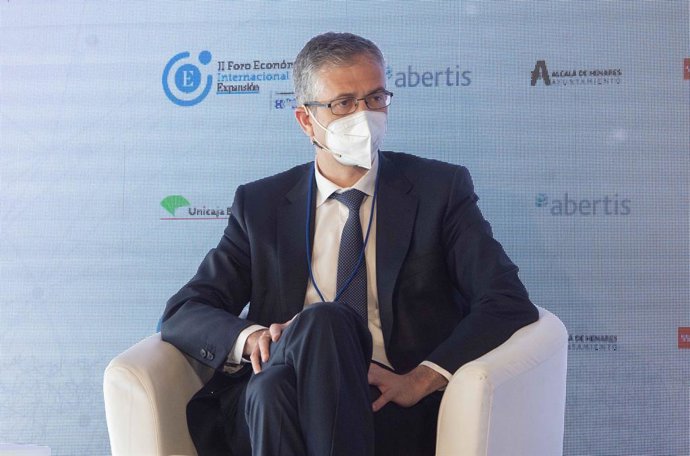 El gobernador del Banco de España, Pablo Hernández de Cos, participa en la sesión 'Globalización en un orden internacional en constante cambio' del II Foro Económico Internacional, a 8 de junio de 2021, en el Parador de Alcalá de Henares, Alcalá de Hena