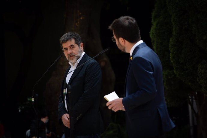 El president de la Generalitat en funciones, Pere Aragons (d) y el secretario general de Junts, Jordi Snchez (i) realizan una intervención conjunta, a 17 de mayo de 2021, en Barcelona, Catalunya (España). ARCHIVO