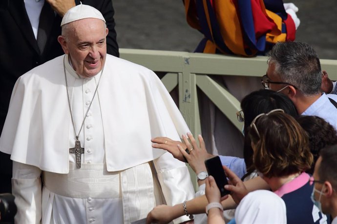 02 June 2021, Vatican, Vatican City: Pope Francis greets people ahead of his Wednesday General Audience in the Courtyard of St. Damaso at the Vatican. Photo: Evandro Inetti/ZUMA Wire/dpa