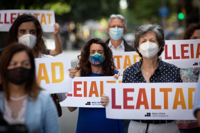 Concentración en Barcelona de una veintena de entidades constitucionalistas en contra de los indultos y exigiendo el "respeto a la legalidad"