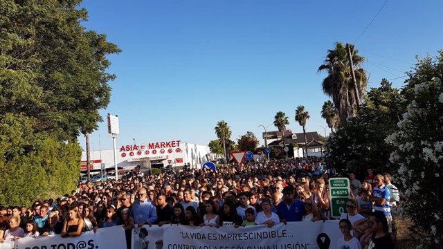 Archivo - Manifestación convocada en Espartinas en demanda de mejoras en un ramal vial