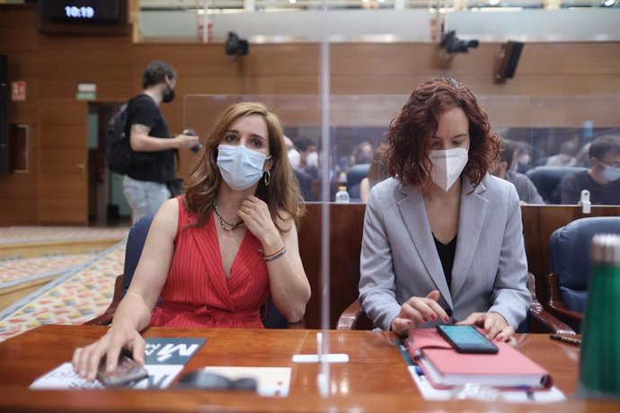 La portavoz de Más Madrid, Mónica García, y la portavoz adjunta de Más Madrid en la Asamblea de Madrid, María Pastor.