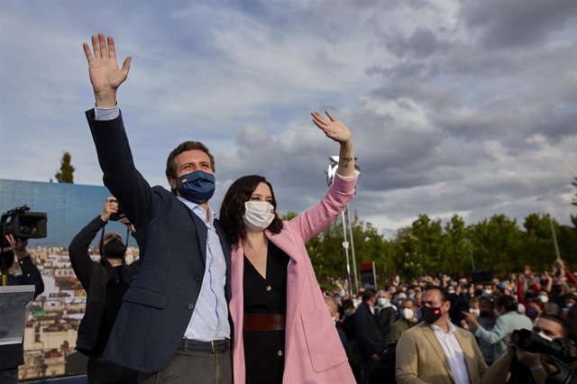 Archivo - El presidente del PP, Pablo Casado y la presidenta en  funciones de la Comunidad de Madrid, Isabel Díaz Ayuso.  En Madrid, a 2 de mayo de 2021.