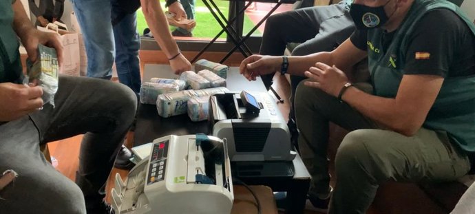 La Guardia Civil hace el recuento del dinero intervenido en la operación