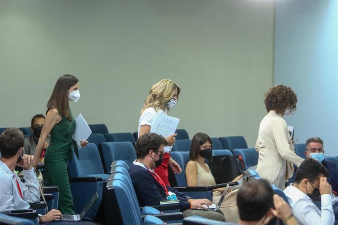 (I-D) La ministra portavoz, María Jesús Montero; la vicepresidenta tercera y ministra de Trabajo y Economía Social, Yolanda Díaz y la ministra de Derechos Sociales y Agenda 2030, Ione Belarra, a su llegada para comparecer en rueda de prensa tras la cele