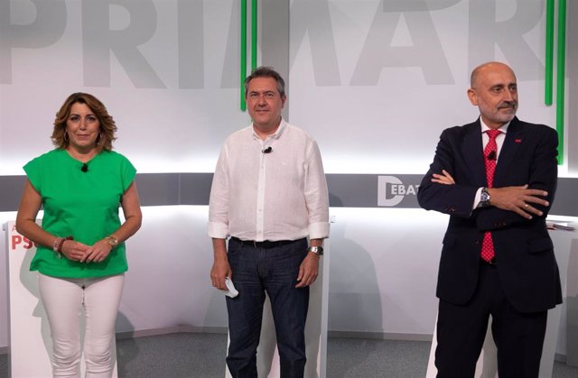 Susana Díaz( i), Juan Espadas (c) y Luis Ángel Hierro (d) posan antes del debate entre los tres candidatos de las primarias del PSOE-A a 08 de junio del 2021 en Sevilla, Andalucía