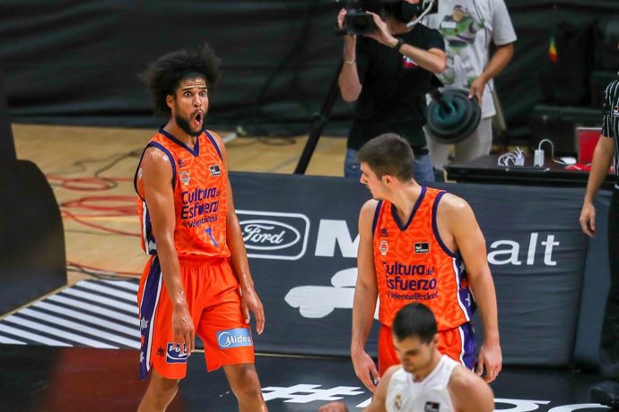 Archivo - Louis Labeyrie celebrando una canasta con el Valencia Basket