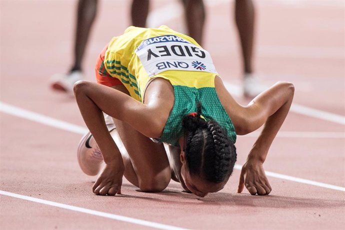 Archivo - La etíope Letesenbet Gidey besa el suelo tras la final de los 10.000 metros de los Mundiales de Doha