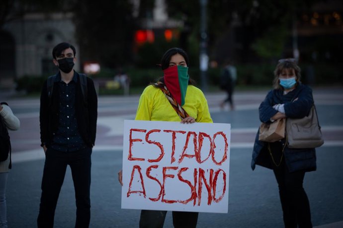 Varias personas durante una manifestación en solidaridad con Colombia, en la Plaza de Catalunya, a 10 de mayo de 2021, en Barcelona, Cataluña (España). La protesta ha sido convocada por la plataforma internacional SOS Colombia. Las movilizaciones comenz