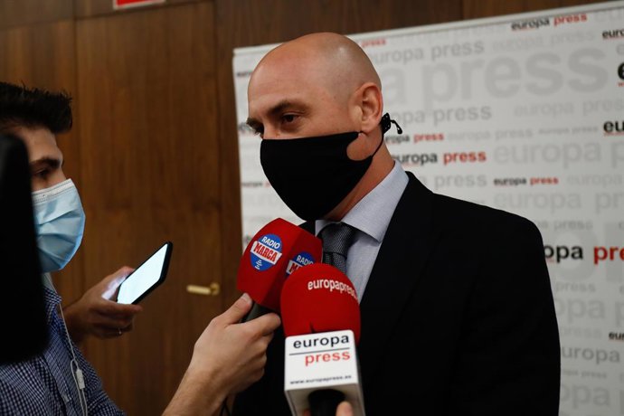 El presidente de la Real Federación Española de Fútbol (RFEF), Luis Rubiales, ofrece declaraciones a los medios de comunicación antes de un Desayuno Deportivo de Europa Press protagonizado por José Manuel Franco, a 8 de junio de 2021, en el Auditorio "E