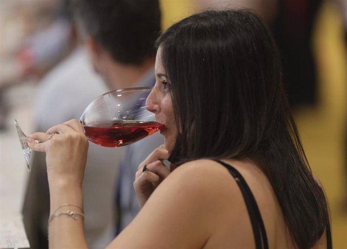 Una mujer bebe vino durante el día de apertura de Madrid Fusión 2021 en Feria de Madrid IFEMA, a 31 de mayo de 2021, en Madrid (España). Madrid Fusión constituye el primer congreso global de gastronomía. La edición XIX de Madrid Fusión se desarrolla del