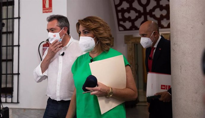 Susana Díaz( i), Juan Espadas (c) y Luis Ángel Hierro (d) posan antes del debate entre los tres candidatos de las primarias del PSOE-A a 08 de junio del 2021 en Sevilla, Andalucía