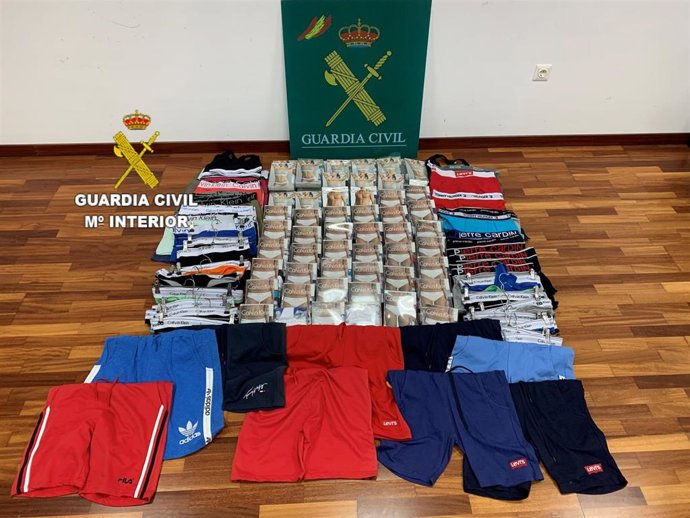 La Guardia Civil interviene 300 prendas de marcas falsificadas en Teo (A Coruña) .
