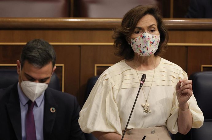 La vicepresidenta primera del Gobierno, ministra de la Presidencia, Relaciones con las Cortes y Memoria Democrática, Carmen Calvo, interviene en una sesión de control al Gobierno, a 26 de mayo de 2021, en el Congreso de los Diputados, Madrid, (España). 