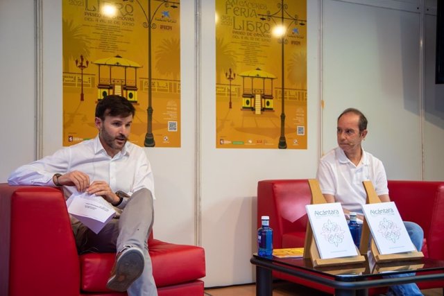 El diputado de Cultura, Fernando Grande, y el director de la Revista Alcántara, Fernando Ayala, presentan el n 91 de la publicación que edita la Diputación de Cáceres