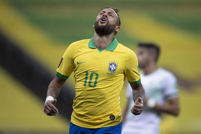 Archivo - Neymar se lamenta durante un partido de la selección brasileña